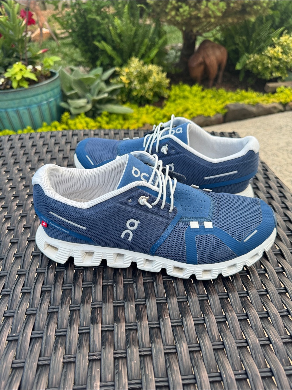 On Running Women’s Navy Blue and White Cloud Sneakers Size 8 - Picture 2 of 8